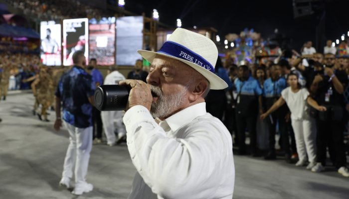 Presidente Lula desceu à Sapucaí para cumprimentar integrantes da escola de samba que o homenag...