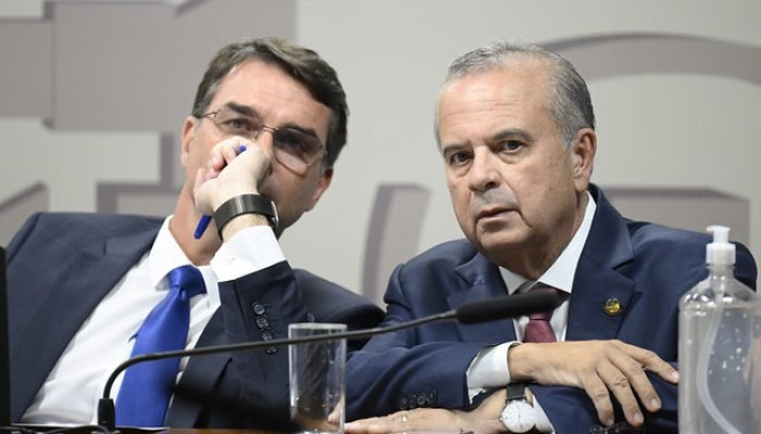Pré-candidato Flávio Bolsonaro e o coordenador da pré-campanha, senador Rogério Marinho. (Fot...
