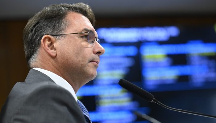 Filho do ex-presidente, Flávio Bolsonaro lamentou não poder comemorar o aniversário com o pai ...