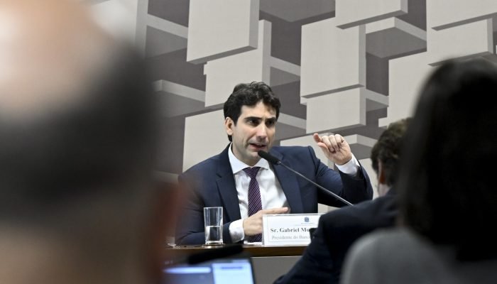 Presença de Galípolo em comissão ocorre após PF descobrir vínculos entre Daniel Vorcaro e Ci...
