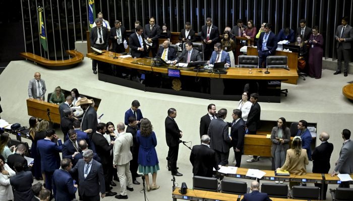 Congresso aprovou Orçamento inflando emendas com dinheiro da Previdência e programas sociais. (...