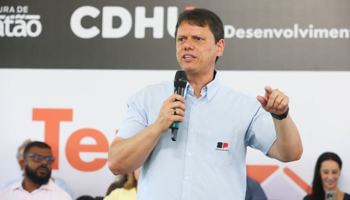 Tarcísio de Freitas, governador de São Paulo, aguarda aval de Moraes para visitar Bolsonaro na ...