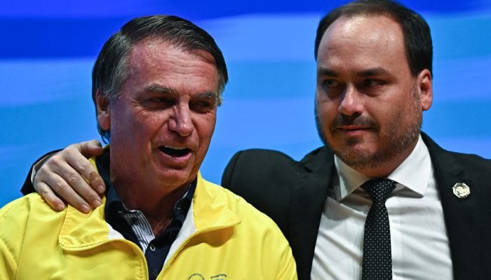 Ex-presidente Jair Bolsonaro e seu filho, o vereador Carlos Bolsonaro. (Foto: André Borges/EFE)