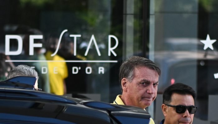 Rumo à autorização: Bolsonaro, na portaria do hospital DF Star. Moraes mandou a defesa do ex-p...