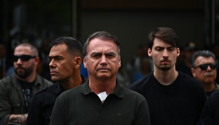 Bolsonaro completa 71 anos neste sábado e segue no DF Star, em tratamento contra broncopneumonia...