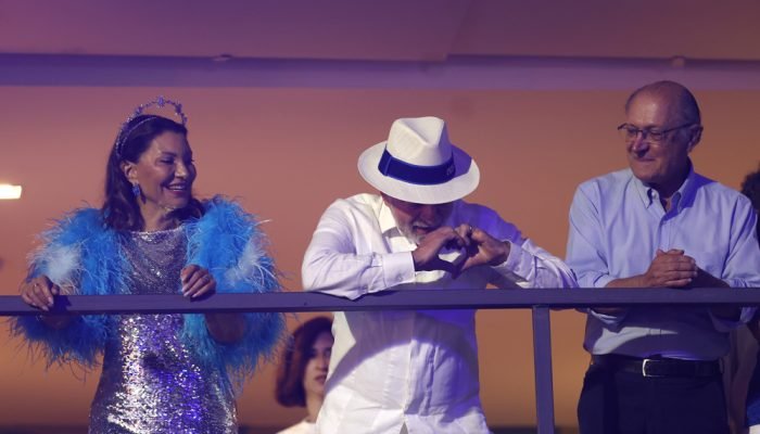 Ao lado de Janja e Geraldo Alckmin, Lula acompanhou os desfiles de carnaval no Rio. (Foto: Antoni...