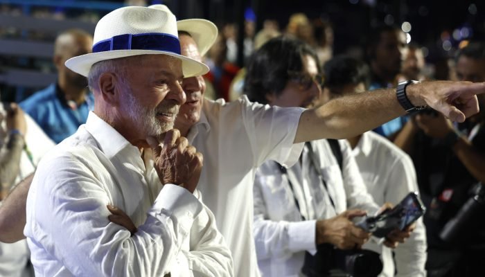 O presidente Luiz Inácio Lula da Silva observa o desfile da Acadêmicos de Niterói junto ao pre...