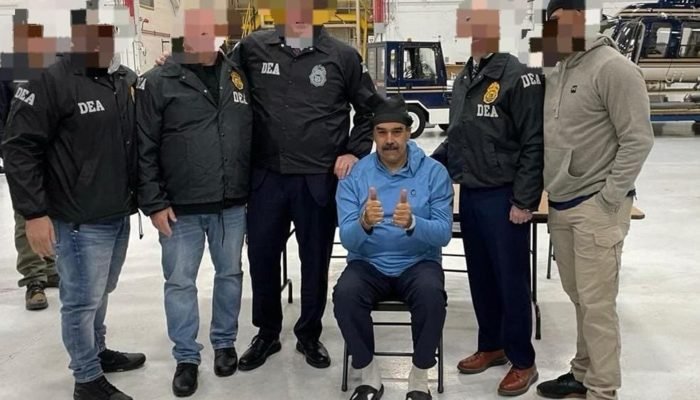 Nicolás Maduro, com policiais, preso em Nova York. (Foto: Reprodução / EFE)