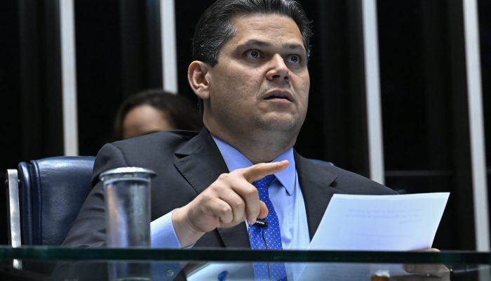 O presidente do Congresso, Davi Alcolumbre, é pressionado pela oposição a ler o requerimento d...