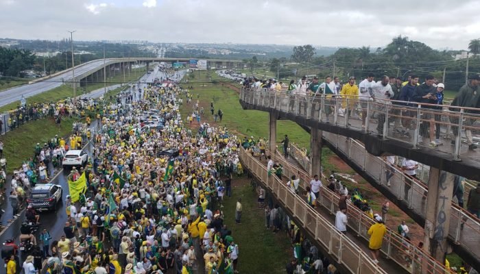 Faixas, camisetas e bandeiras do Brasil marcaram a Caminhada pela Liberdade, que mobilizou famíl...