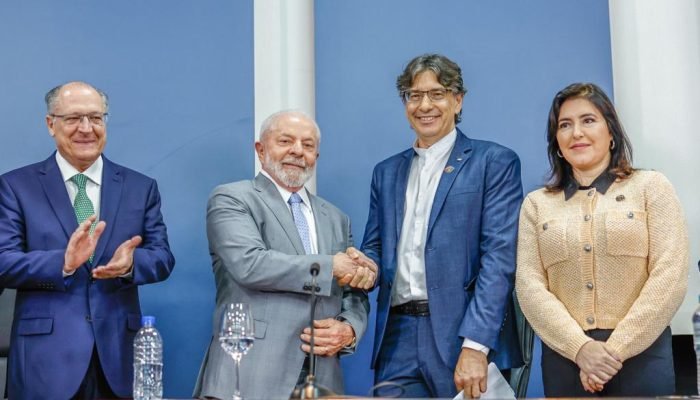 Marcio Pochmann, durante sua posse como presidente do IBGE, ao lado do presidente Lula, da minist...