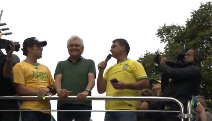 Flávio Bolsonaro elogia Ronaldo Caiado durante ato na Avenida Paulista pela anistia dos presos d...
