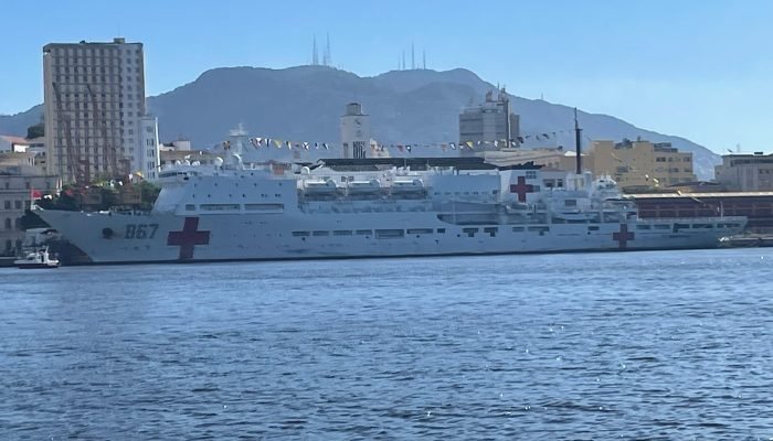 Navio médico chinês atracado no Píer Mauá, no Rio de Janeiro. (Foto: Luís Kawaguti / Gazeta ...