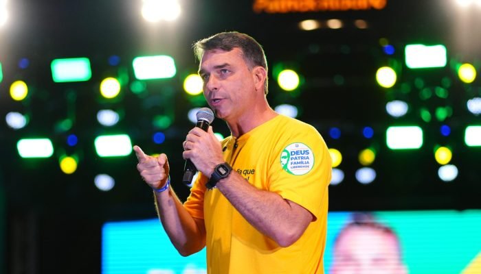 Flávio Bolsonaro chama a Lei Maria da Penha de "pedaço de papel", defende penas mais duras e cr...