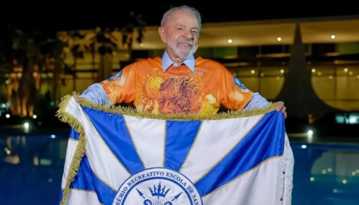 O presidente Lula com o estandarte da escola Acadêmicos de Niterói. (Foto: Ricardo Stuckert/PR)