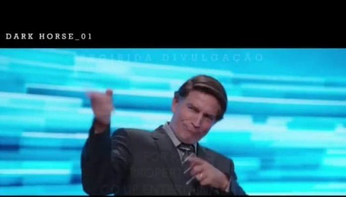 Cena do trailer do filme "Dark Horse", cinebiografia inspirada na trajetória política do ex-pre...