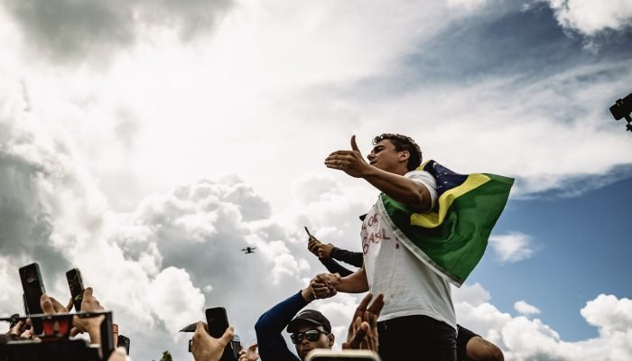 O deputado federal Nikolas Ferreira discursa na caminhada até Brasília. (Foto: Vitor Liasch / A...