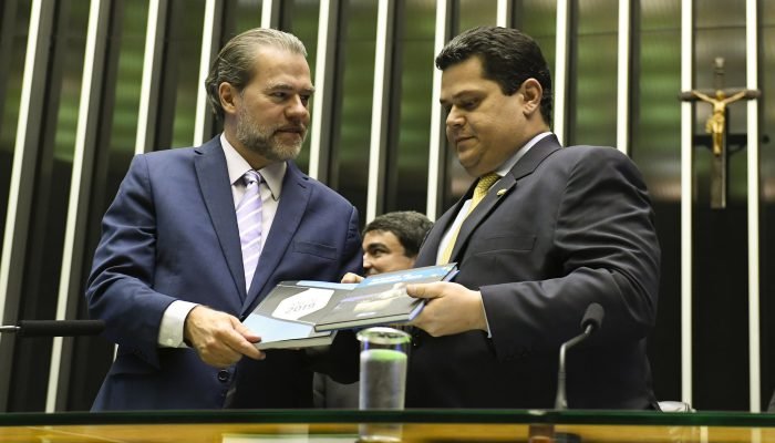 Ministro Dias Toffoli enfrenta pedido de suspeição no STF enquanto Davi Alcolumbre decide sobre...