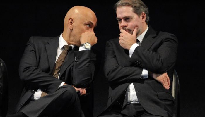 Os ministros do STF Alexandre Moraes e Dias Toffoli são alvo de críticas após revelações env...