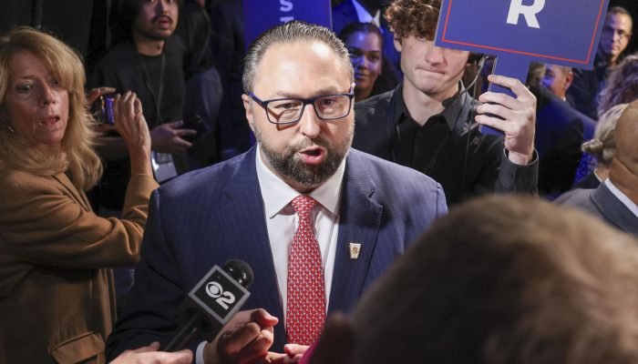Jason Miller durante debate presidencial em 2024 (Foto: SARAH YENESEL/EFE/EPA)