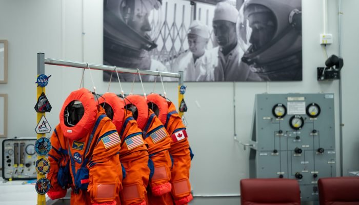 Trajes da tripulação do voo da Artemis II, que integra projeto de colonização da Lua, do qual...