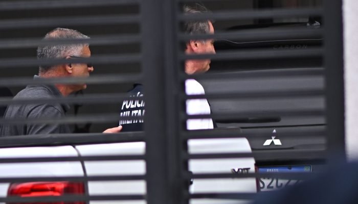 Jair Bolsonaro chega à sua residência, em 27 de março, para cumprir prisão domiciliar após r...