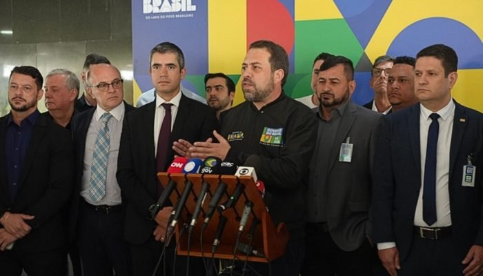 Ministro da Secretaria-Geral da Presidência, Guilherme Boulos, concede entrevista ao lado de lí...