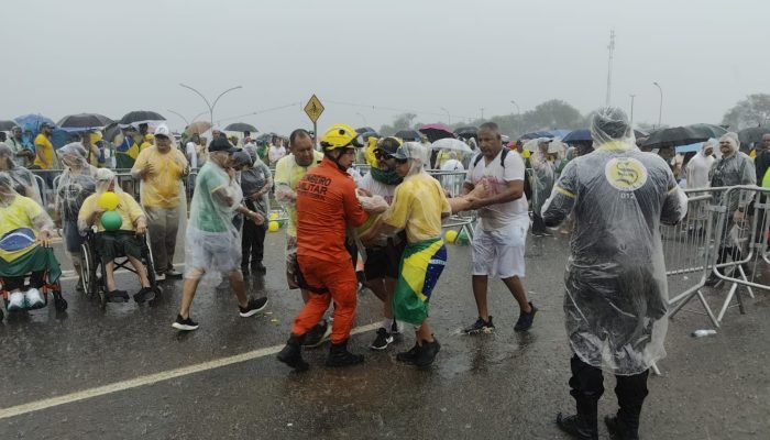 Manifestantes passam mal após a queda de um raio durante ato da Caminhada da Liberdade (Foto: Al...