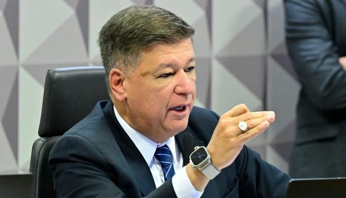 Presidente da CPMI do INSS afirma que dinheiro foi pago para corromper servidores ao longo de 15 ...