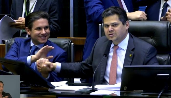 O presidente da Câmara, Hugo Motta, se juntou ao do Senado, Davi Alcolumbre, pouco antes da vota...