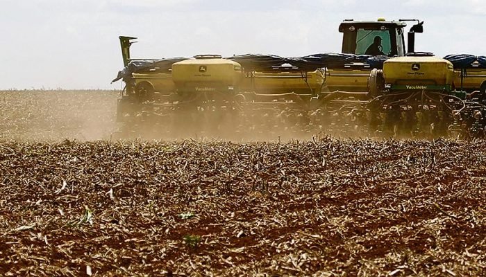 Semeadura em solo seco em 2015, em razão de El Niño: naquele ano, evento de forte intensidade l...