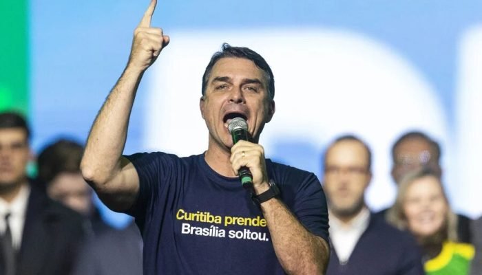 Flávio Bolsonaro volta a criticar a direção da Polícia Federal. (Foto: Hedeson Alves/Agência...