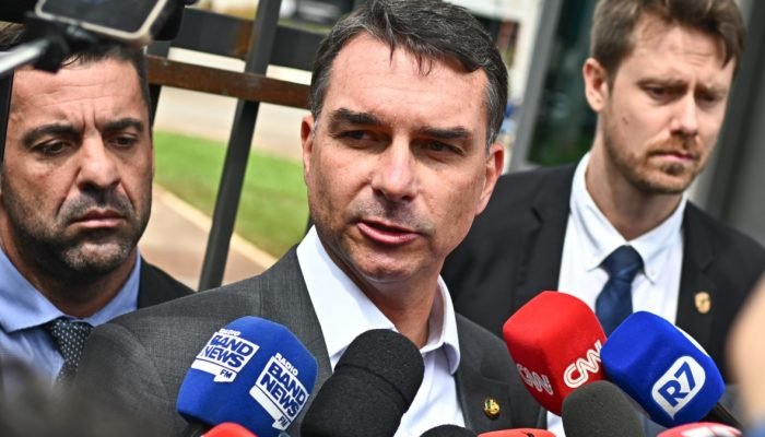 Áudios vazados revelaram que senador cobrou dinheiro de banqueiro para bancar filme sobre o ex-p...