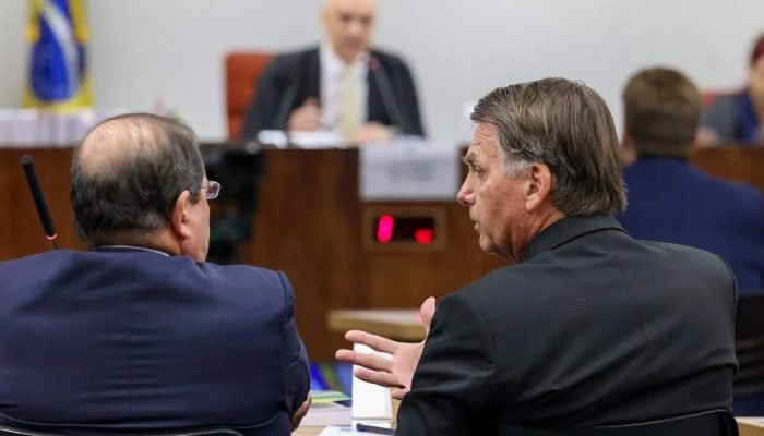 Núcleo 1: Jair Bolsonaro, seu advogado, Celso Vilardi e, ao fundo, o ministro Alexandre de Morae...