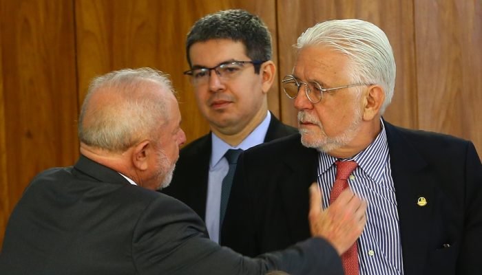 Lula e os senadores Randolfe Rodrigues e Jaques Wagner. (Foto: Antônio Cruz/Agência Brasil)