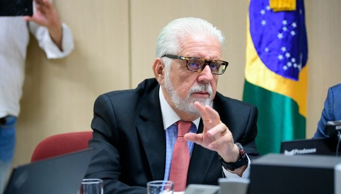 Senador quis apresentar ao ministro do STF sua versão da relação que tinha com o banqueiro Dan...