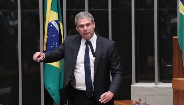 Movimentos e influenciadores de esquerda espalham informação de que Flávio Bolsonaro pretende ...
