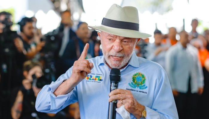 Presidente petista atribuiu ao senador a articulação pela nova sobretaxa de 25% dos EUA aos pro...