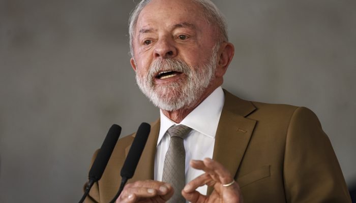 Lula assinou uma medida provisória que acaba com a "taxa das blusinhas". (Foto: Marcelo Camargo/...