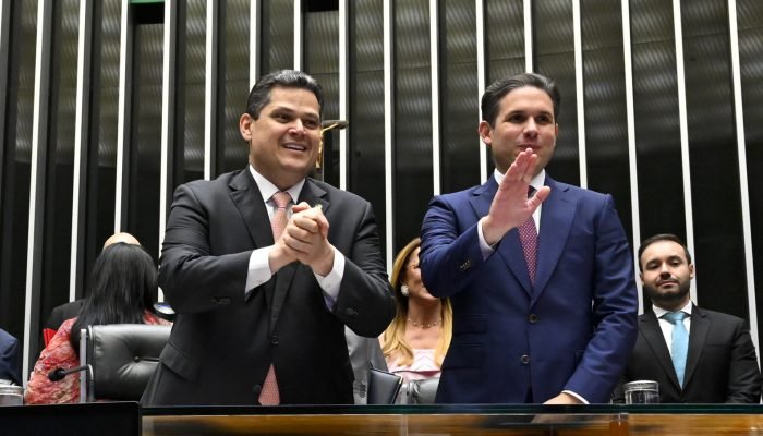 Davi Alcolumbre e Hugo Motta resistem à instalação da CPMI do Banco Master enquanto articulam ...