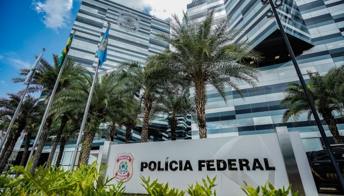 Delegados da PF pressionam Lula por recursos