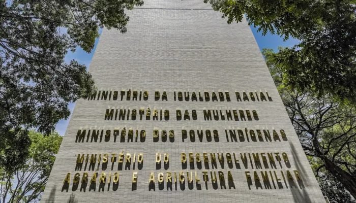 Prédio atingido por incêndio abriga quatro pastas do governo Lula.