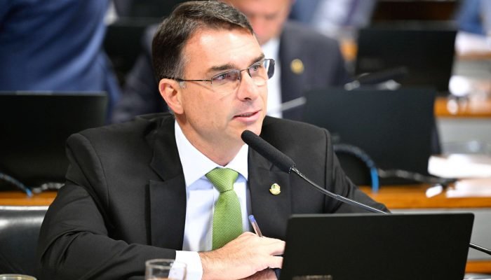 Senador Flávio Bolsonaro reverte temporariamente decisão judicial e mantém críticas ao PT nas...
