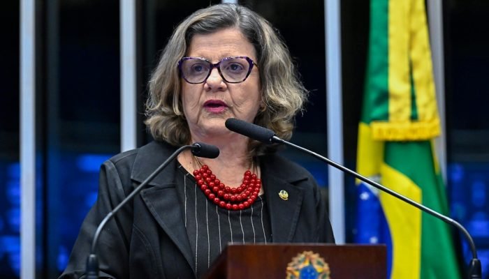 Senadora assume posto ocupado por Jaques Wagner, afastado por Lula por suspeita de envolvimento n...