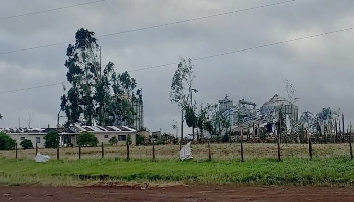 Silo e armazém em fazenda de Guarapuava atingida por um dos tornados que devastaram municípios ...