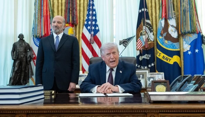 O presidente dos Estados Unidos, Donald Trump, em declarações à imprensa no Salão Oval da Cas...